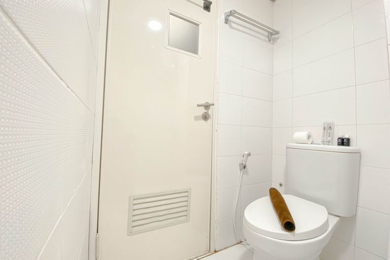 Bathroom 5, Pure Nest Studio at Candiland Apartment By Travelio, Semarang