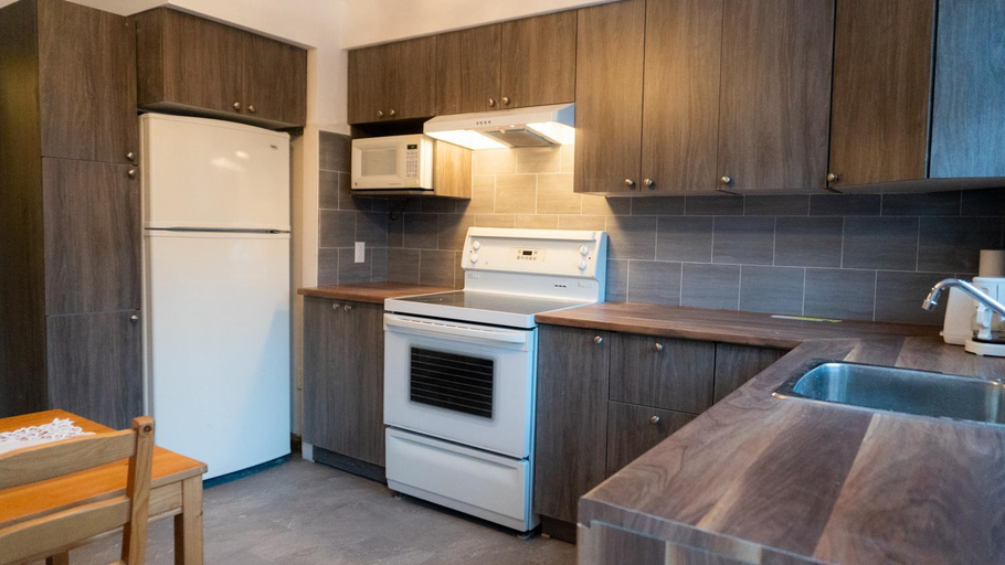 Others 3, MontREAL HOMES - Affordable Rooms, Smart TV, Shared Kitchen, Montréal