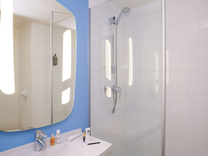 Bathroom 4, ibis Saint-Nazaire Trignac, Loire-Atlantique