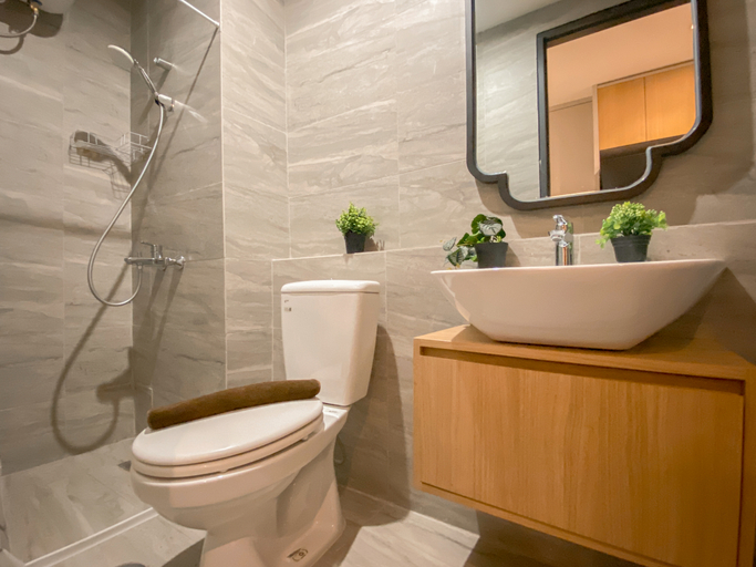 Bathroom 5, Modern Minimalist Studio Apartment at Collins Boulevard By Travelio, Tangerang
