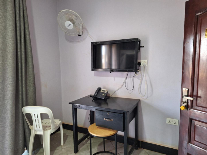 Others 2, Kitara Junction Point Motel, Busiiro