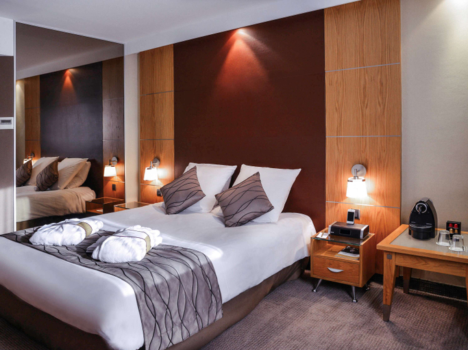 Bedroom 2, Mercure Caen Centre Port de Plaisance Hotel, Calvados