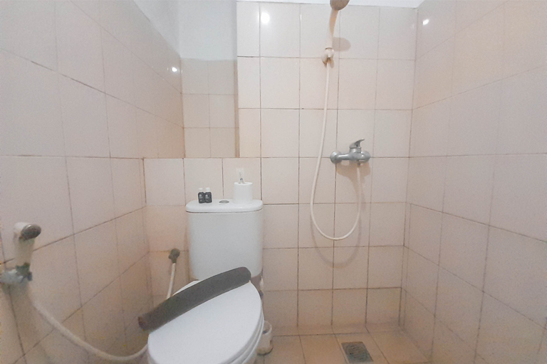 Bathroom 5, 1BR near Gedebage Station at Tamansari Panoramic Apartment By Travelio, Bandung