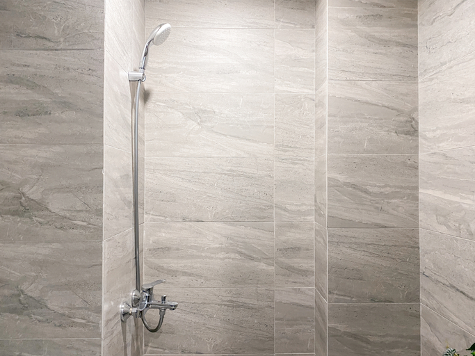 Bathroom 5, Studio Room near BINUS Alam Sutera at Collins Boulevard Apartment By Travelio, Tangerang