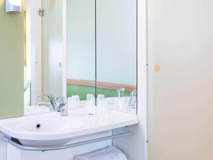 Bathroom 4, ibis budget Lyon Gerland, Rhône