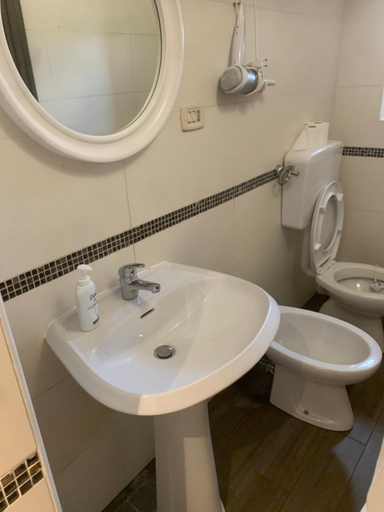 Bathroom, Short Stop Room, Florence