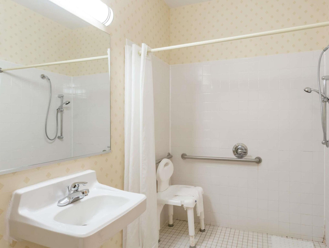 Bathroom 3, Quality Inn, Cabell