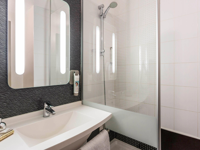 Bathroom 5, ibis Thonon Evian, Haute-Savoie
