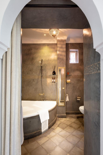 Bathroom 2, Riad Dar Adal exclusivite petit dejeuner compris 100m de la place jemaa El fna, Marrakech