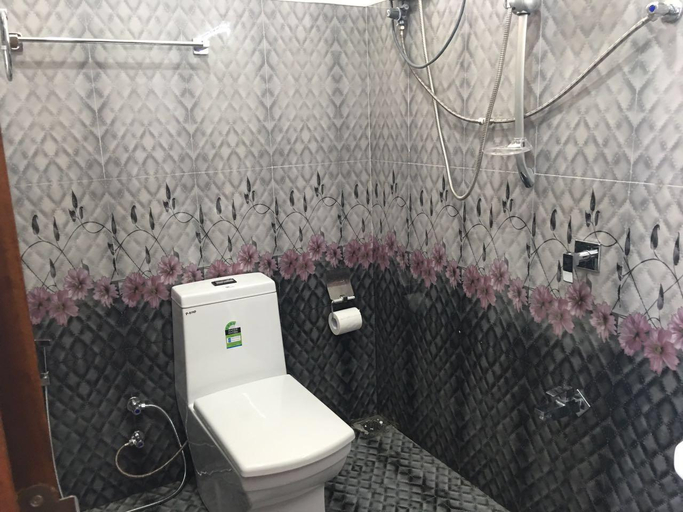 Bathroom 2, Kandyan Bluestar Villa, K.F.G. & G. Korale