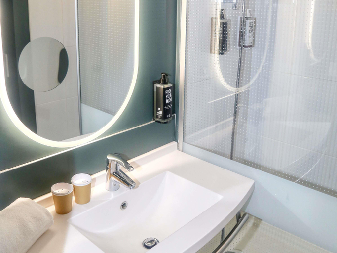 Bathroom 4, ibis Biarritz Anglet Airport, Pyrénées-Atlantiques