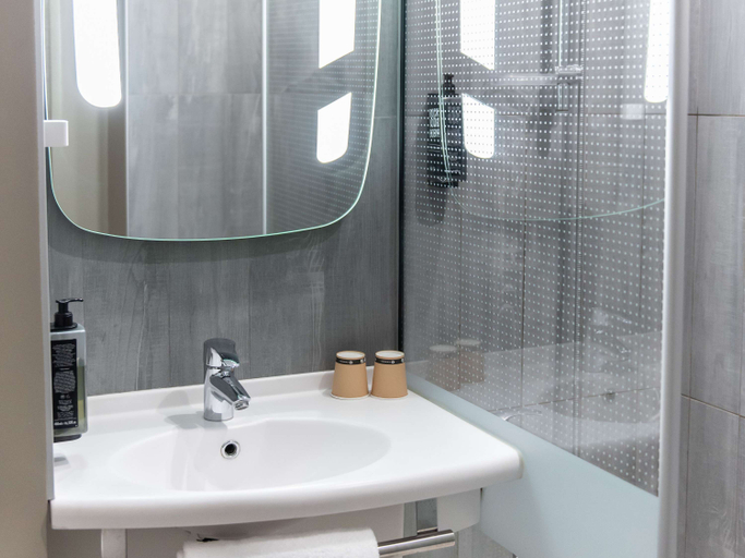 Bathroom 4, ibis Lyon North, Rhône