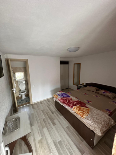 Others 3, Budan 3 Rooms, Curtea De Arges