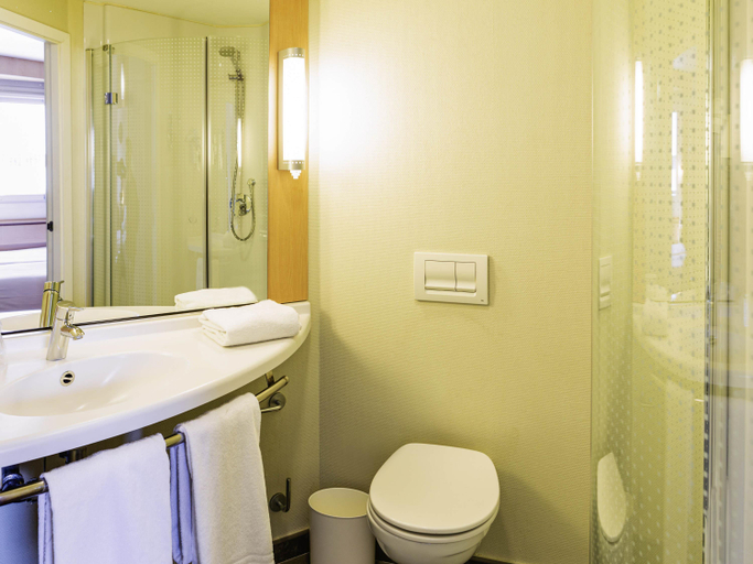 Bathroom 5, ibis Oviedo, Asturias