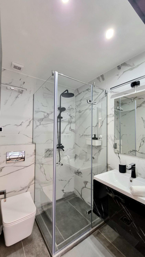 Bathroom 2, La Fortezza Panzio, Budapesti