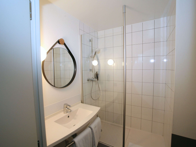 Bathroom 5, ibis Saint-Lô La Chevalerie, Manche