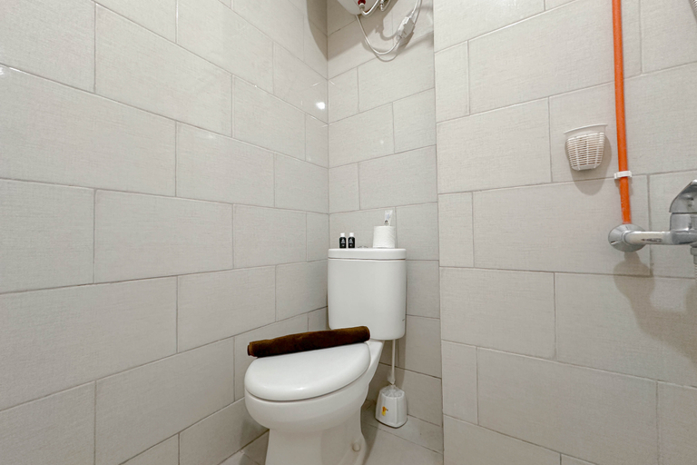 Bathroom 5, Studio (No Kitchen) at Anderson Supermall Mansion Apartment By Travelio, Surabaya