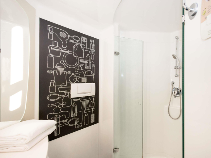 Bathroom 4, ibis Avranches Baie du Mont-Saint-Michel, Manche