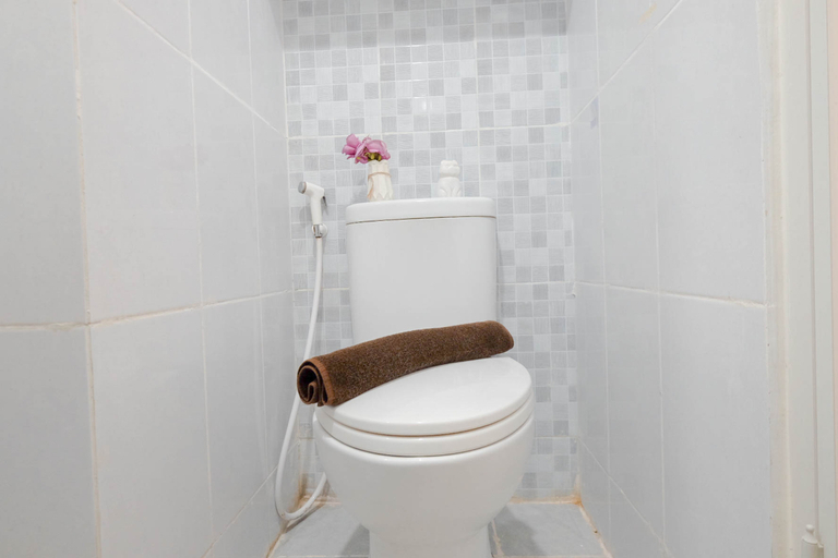 Bathroom 5, Marble Haven Studio at Tokyo Riverside PIK 2 Apartment By Travelio, Tangerang
