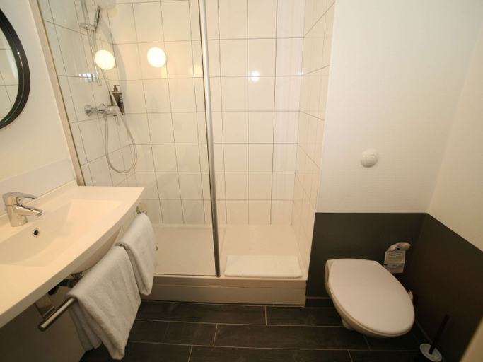 Bathroom 4, ibis Saint-Lô La Chevalerie, Manche