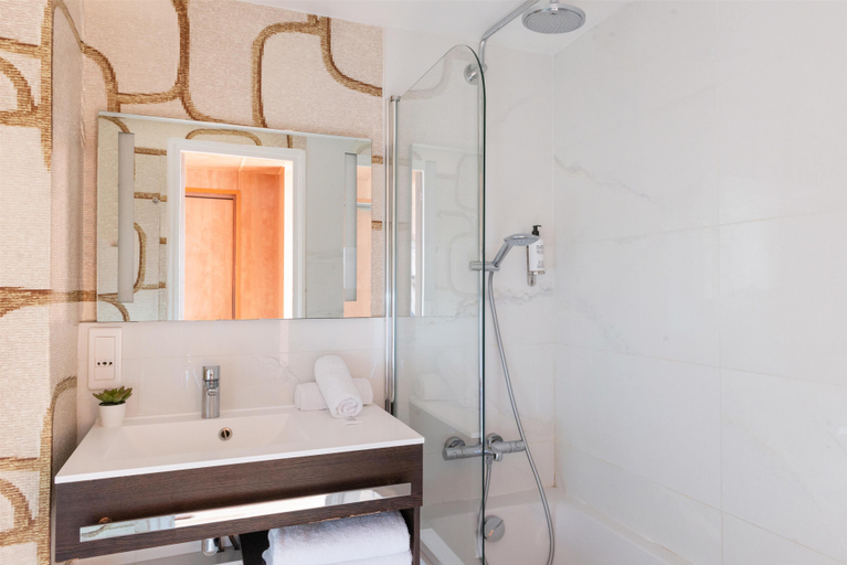 Bathroom 3, Best Western Hotel Ronceray Opera, Paris