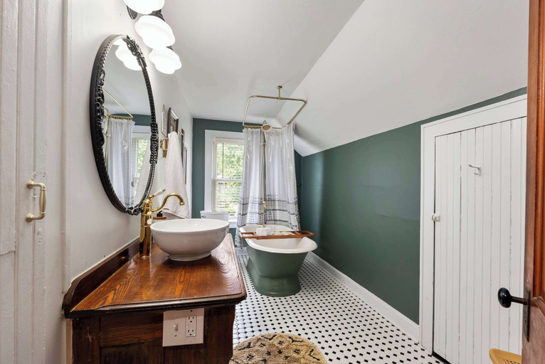 Bathroom 4, German Charm 2 Sophistication!, Franklin