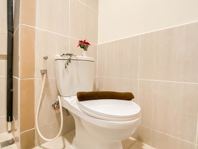 Bathroom 5, 2BR near Paramadina University at Meikarta Apartment By Travelio, Cikarang