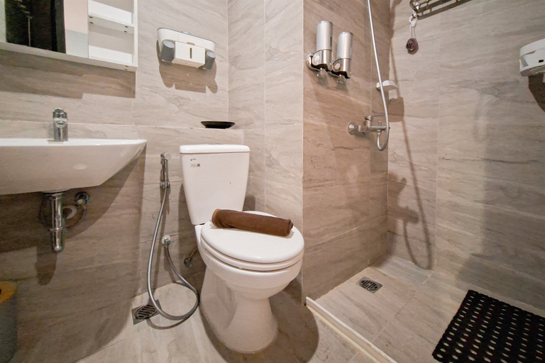 Bathroom 5, Modern Chic 1BR Apartment at Collins Boulevard By Travelio, Tangerang