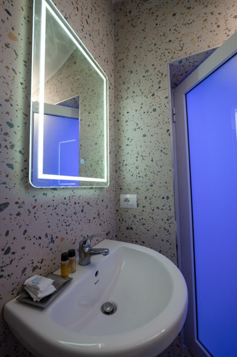 Bathroom 3, Vila Veli Brothers, Sarandës