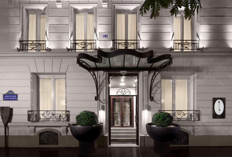 Exterior & Views