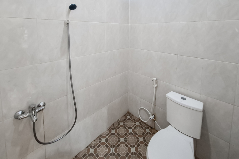 Bathroom 3, RedDoorz Syariah @ Jepara City, Jepara