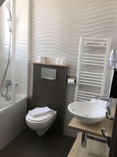 Bathroom 4, Campanile PRIME - Paris 14 Maine Montparnasse, Paris