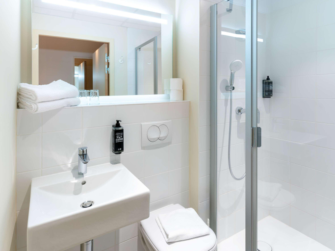 Bathroom 5, Ibis budget Morlaix, Finistère