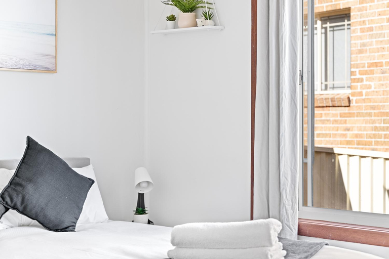 Others 5, Classic Double Room in Peakhurst - Centrally Located - Shared Bathroom, Sydney