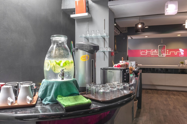 Food & Drinks 5, CheQinn Hostel Sukhumvit 4, Khlong Toey