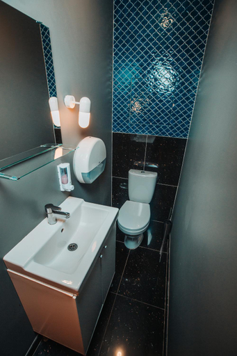 Bathroom 2, Heritage Hostel, Central