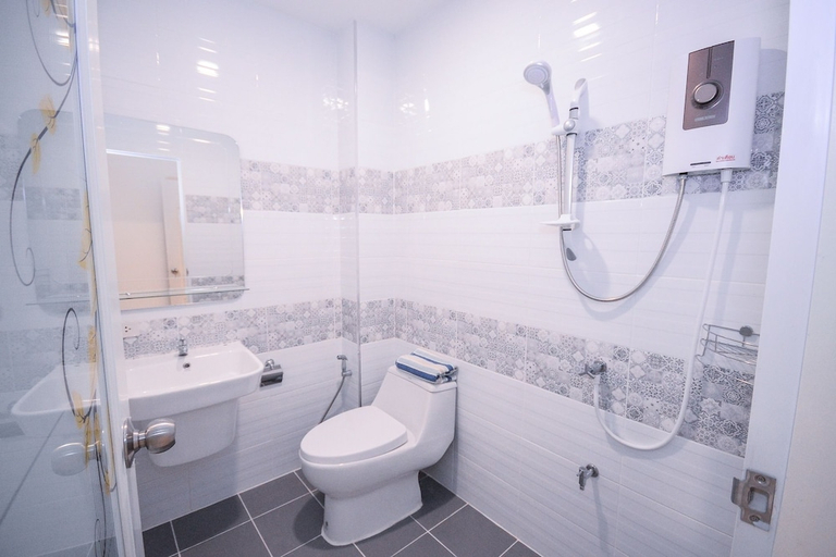 Bathroom 5, U-need Guesthouse, Phra Nakhon