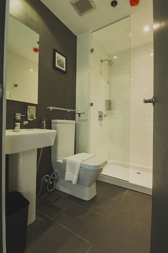 Bathroom 3, G1 Lodge, Baguio City