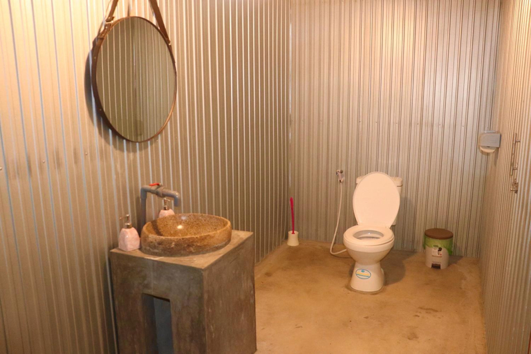 Bathroom 5, Life's A Beach, Sông Cầu