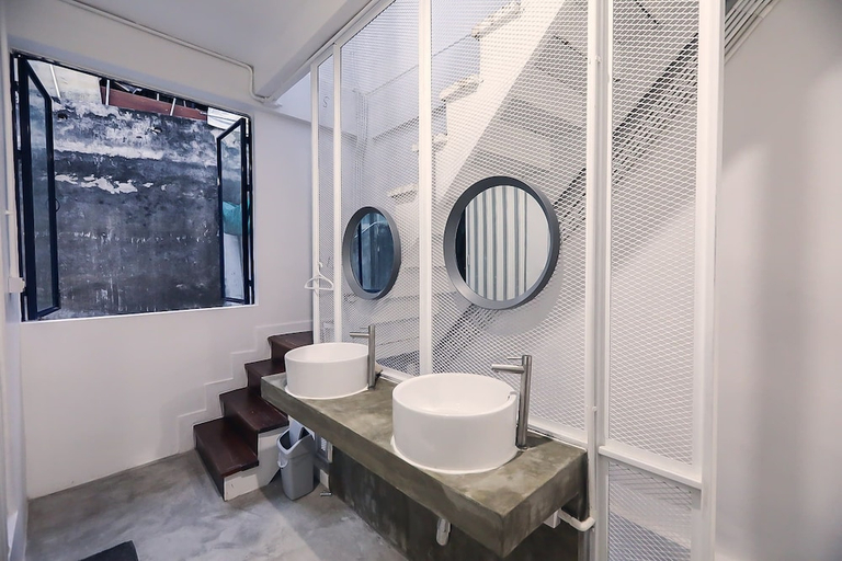 Bathroom 4, Local Time Bangkok - Hostel, Wattana