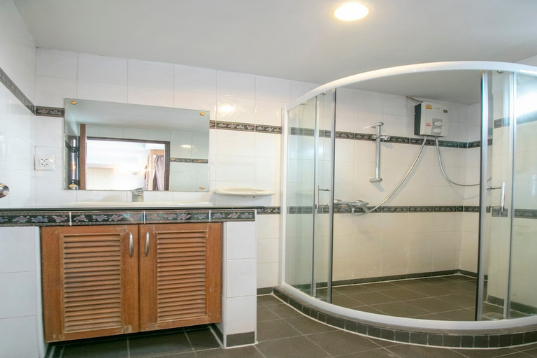 Bathroom 3, Hotel Win Long, Bang Rak