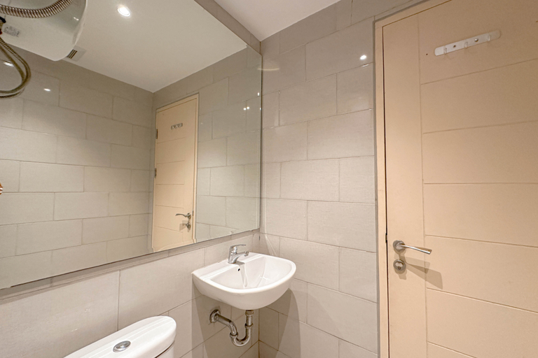 Bathroom 5, Modern and Stunning 2BR at Anderson Supermall Mansion Apartment By Travelio, Surabaya