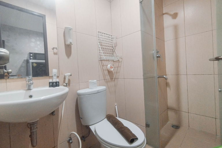 Bathroom 5, Minimalist Studio (No Kitchen) at Tamansari Papilio Apartment By Travelio, Surabaya