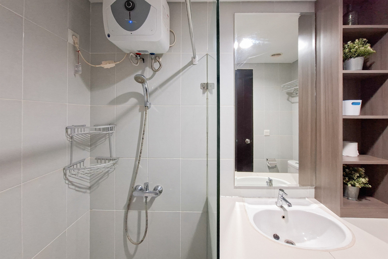 Bathroom 5, Green Touch Studio Apartment at Casa de Parco By Travelio, Tangerang