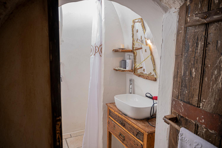 Bathroom 5, Rione Pentimi, Bari