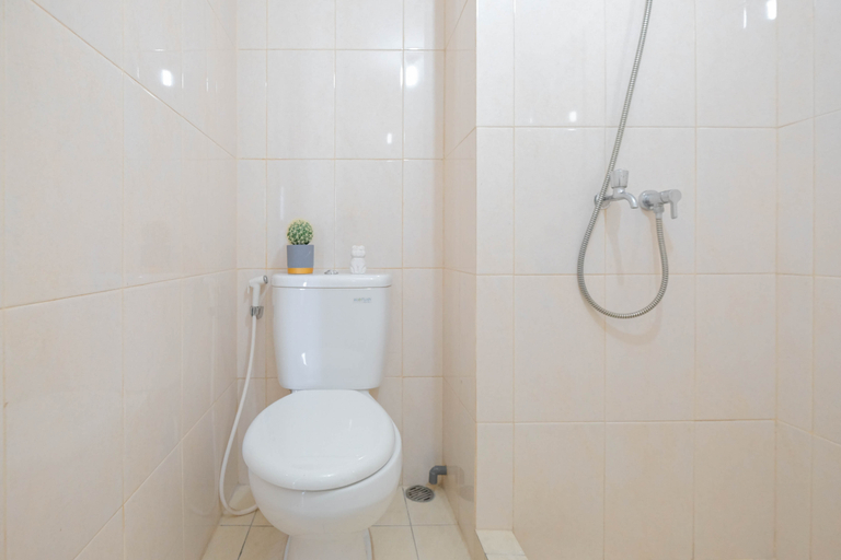 Bathroom 5, Basic Studio Apartment at Springlake Summarecon Bekasi By Travelio, Bekasi