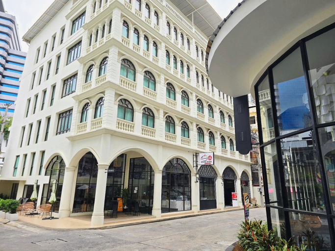 Exterior & Views