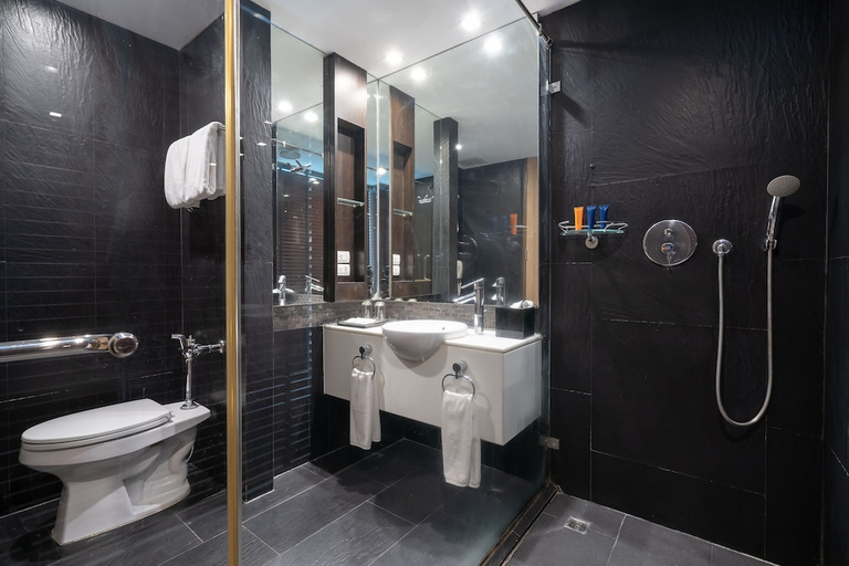 Bathroom 4, Vic3 Bangkok, Phaya Thai