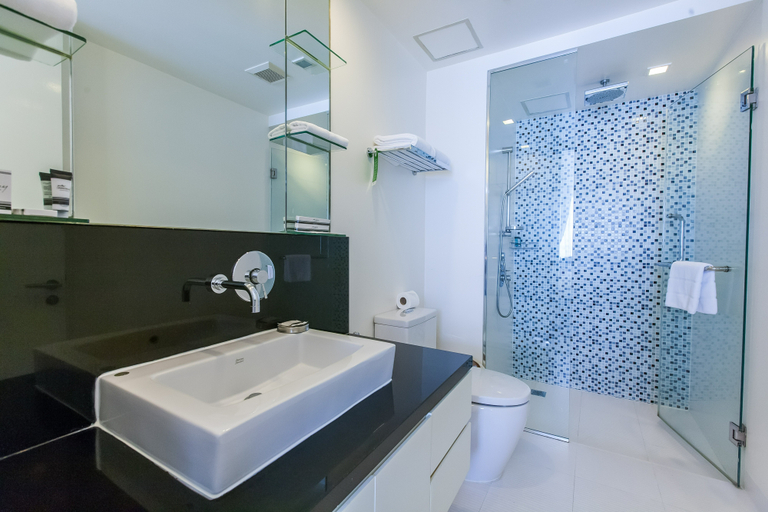 Bathroom 4, Oakwood Residence Sukhumvit 24, Khlong Toey