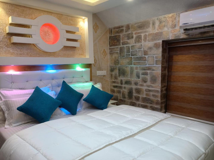 Bedroom 3, Cathey Pacific Cruise, Alappuzha